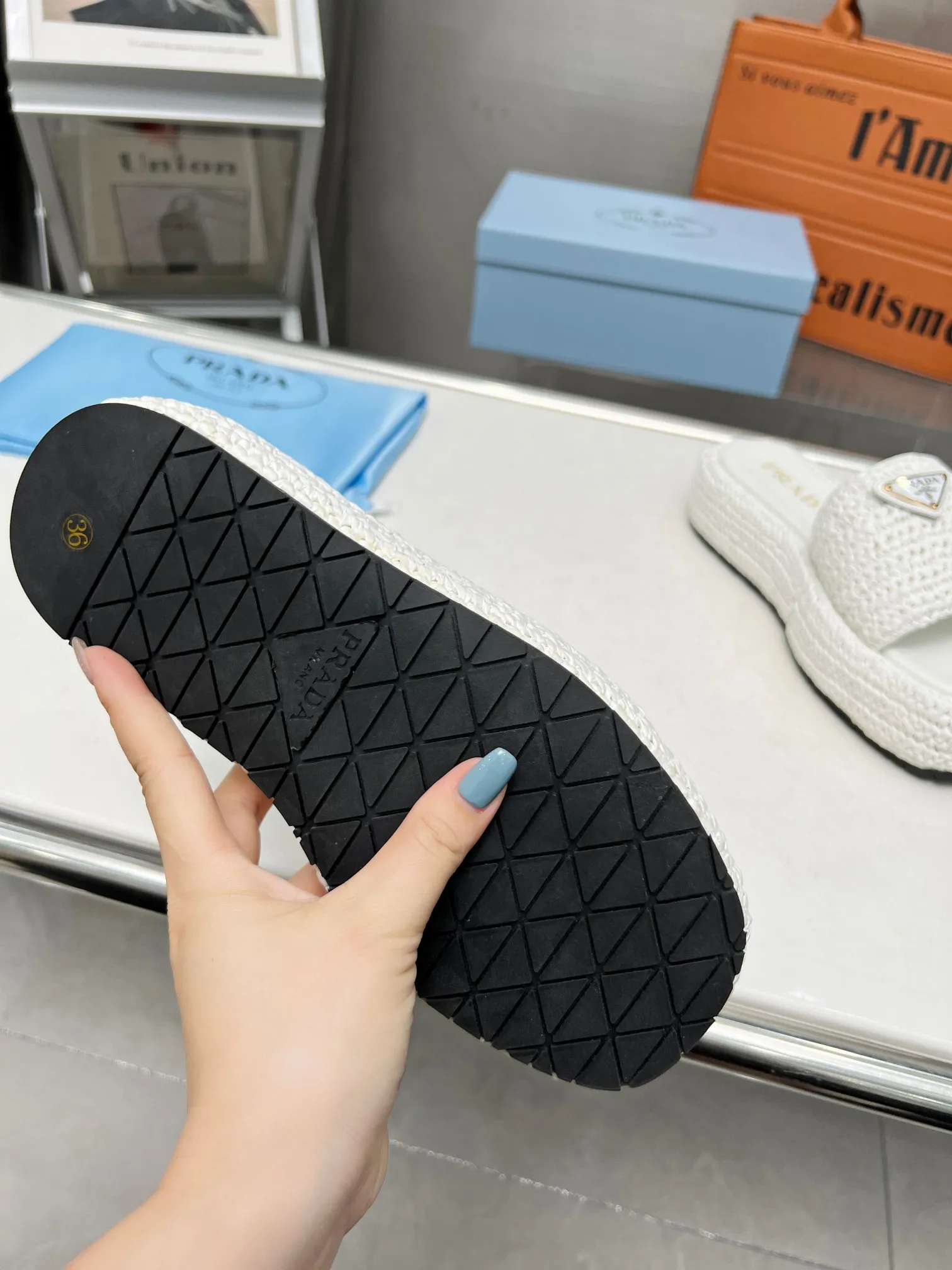 👟👟Ex-factory price 420👟👟 Prada’s new woven shoes and straw slippers! This year's popular straw series, lazy people's must-have slippers, look so good on your feet! ●Material: original uniform grass weave ●Inner padding: sheepskin lining ●Outsole: rubber outsole ●Number of yards: 35～40 (40 41 customized)